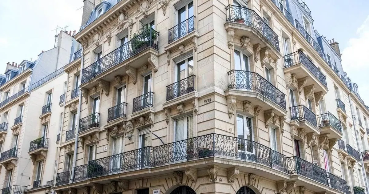Façades d’immeubles anciens du centre-ville à Cannes